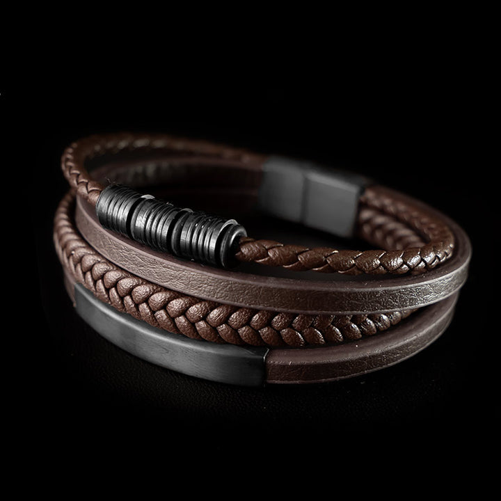 personalisiertes braun lederarmband herren mit gravur uniqal shape bracelet